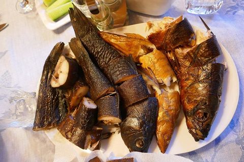 Рыба горячего копчения на блюде